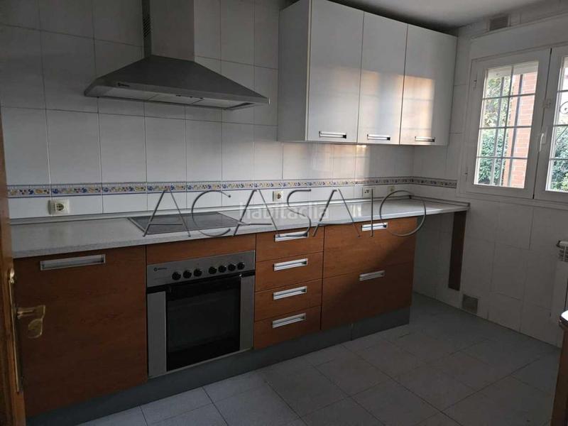 Foto 63be539b-ba32-419d-8e08-1c6d2c42833f. Haus mit heizung parking in Carranque