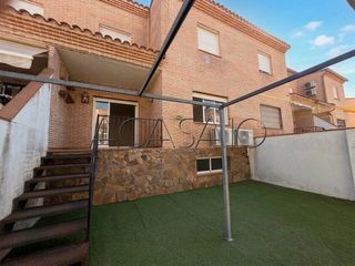 Reihenhaus in Parque Manuel de Vega-Carretera de Ugena. V2872  chalet adosado en illescas con 5 dormitorios