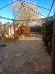 Maison jumele en Burguillos de Toledo. Gran chalet con parcela con 4 habitaciones y 4 baos por 225.000