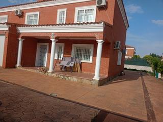 Xalet a Barcience. Gran chalet con 5 habitaciones,4 baños y espectacular parcela de