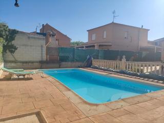 Xalet a Argés. Gran chalet con gran patio con piscina en arges por 265.000€