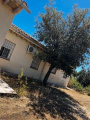 Chalet en Nombela. Gran chalet en un planta con gran parcela con piscina 150.000