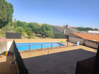 Pis  Calle cerro del cristo 8. Piso con piscina y amueblado a menos de 40  min de madrid por 96