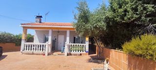 Chalet à Palomeque. Chalet independiente en una planta con piscina y gran parcela po