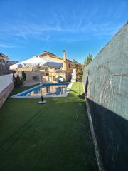 Chalet in Ventas de Retamosa (Las). Gran chalet a 30min de madrid con piscina y vivienda principal e