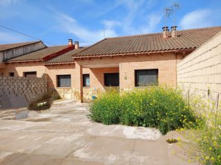 Casa adosada en Alcabón. Chalet de una planta con patio en el centro de alcabon