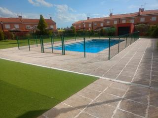 Casa adossada a Hormigos. Chalet con piscina comunitaria casi a estrenar en hormigos por 1