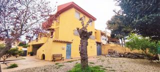 Doppelhaus in Carrer solsonès 23. Bonito chalet pareado en la mora