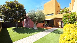 Casa adosada  Passatge de l'abellarol. Espectacular adosado de 4 habitaciones con jardín privado y vist