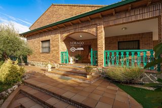 Xalet a Villanueva de la Torre. Chalet independiente con piscina privada en santa águeda  villan