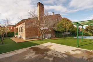 Chalet in Villanueva de la Torre. Chalet independiente con piscina privada en santa águeda  villan