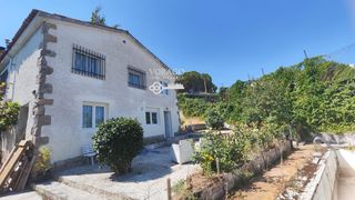 Chalet in Torrejón del Rey. Chalet independiente con placas solares ,cargador coche electric
