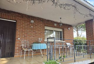 Chalet in Uceda. Chalet independiente con piscina urb. caraquiz