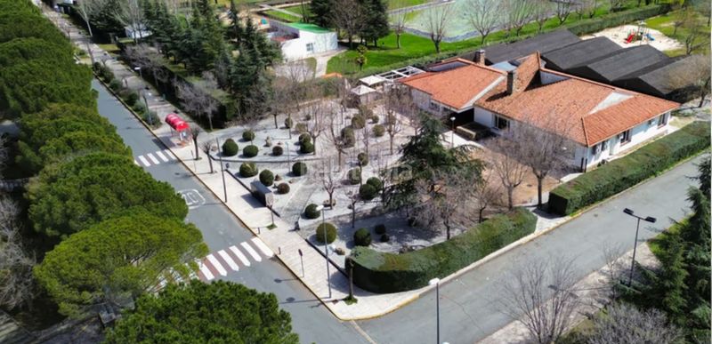 Foto caf027fa-7ccc-44db-80f9-a81f50c7e493. Xalet amb xemeneia calefacció aparcament piscina a Pedrezuela