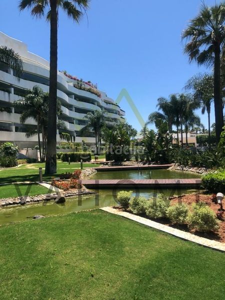 Foto 8231c883-42dd-481f-b6e6-b12776c53386. Rent flat with heating parking pool in Puerto Banús Marbella