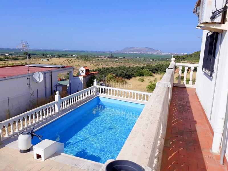 Foto 65d3596f-5d4a-4617-ad02-3b99028af4c0. Casa adossada amb aparcament a Llaurí