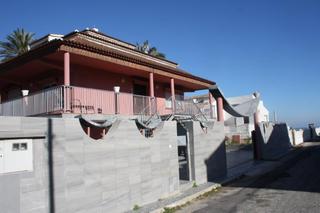 Xalet a El Marenyet. Chalet con parcela, muy cerca del mar, luminoso. distribuido en