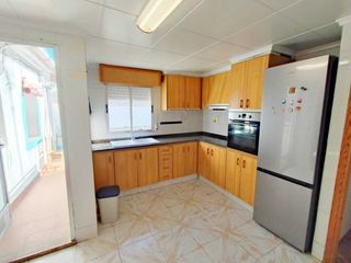 Etagenwohnung in Llaurí. En exclusivapiso situado en pleno centro de llaurí, una zona muy