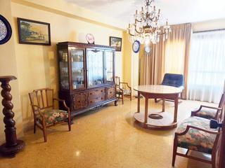 Pis a Tavernes de la Valldigna. Piso situado en el centro de tavernes, muy bien comunicado, rode