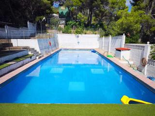 Chalet en Llaurí. Ubicado en la tranquila y privilegiada zona de mont verd, este e