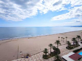 Pis a Racó. Apartamento situado en primera línea de la playa del racó de cul