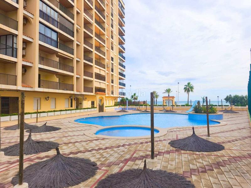 Foto ddfd8351-7d58-406d-968a-9aebb8f813a6. Piso situado a primera linea de mar, en el mismo paseo marítimo a la orilla del mar, encontramos este apartamento con el que disfrutar en Cullera
