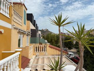 Casa adosada en Bulevar del Xúquer. Precioso adosado de tres plantas ubicado en una zona tranquila y