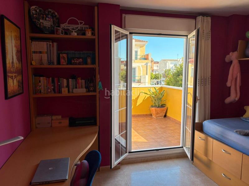 Foto 42c2e3be-45f1-4650-bf58-b0fe80bb5379. Casa adossada amb aparcament piscina a Bulevar del Xúquer Cullera