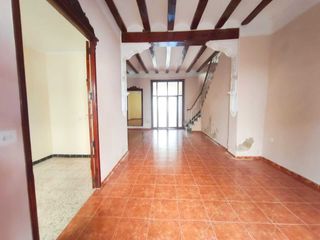 Haus in Llaurí. En exclusivacasa situada en zona céntrica de llaurí, bien comuni