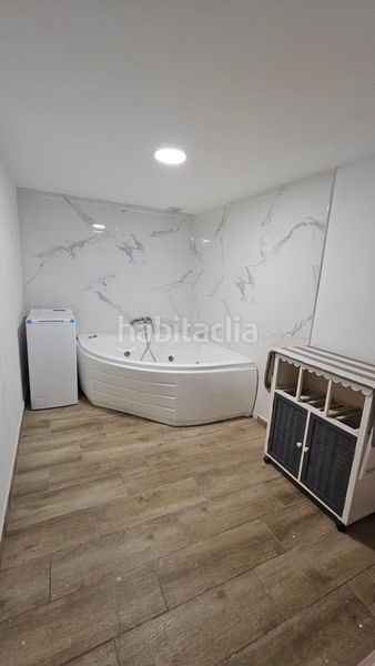 Foto ea0e977c-a37f-49ea-9f2f-a38b85fbbb2e. Aparcament cotxe a Sueca Sueca