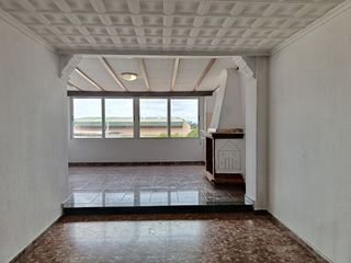 Flat in Bonavista-Lago San Lorenzo. Situado en la zona del raval, en zona plana de muy fácil acceso,