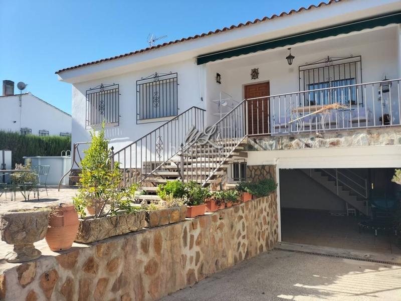 Foto 1504bcce-3545-4921-84b3-226fab64dc30. Casa pareada se vende chalet pareado en Cobisa