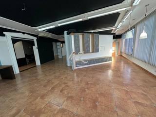 Local commercial  Mayor. Magnifico local en esquina apto patra cambio de uso.