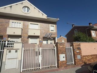 Doppelhaus  Paseo castilla la mancha. Se vende chalet en burguillos de toledo