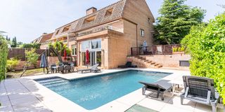 Casa bifamiliare in El Monte. Chalet pareado en peñascales