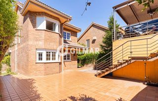 Chalet in El Monte. En la privilegiada urbanización de montealto, en la zona de peña