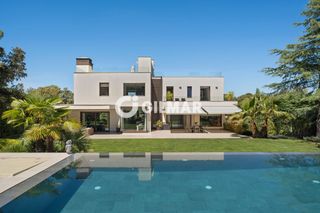 Xalet a Club de Golf. Se presenta este exclusivo chalet independiente situado en una d