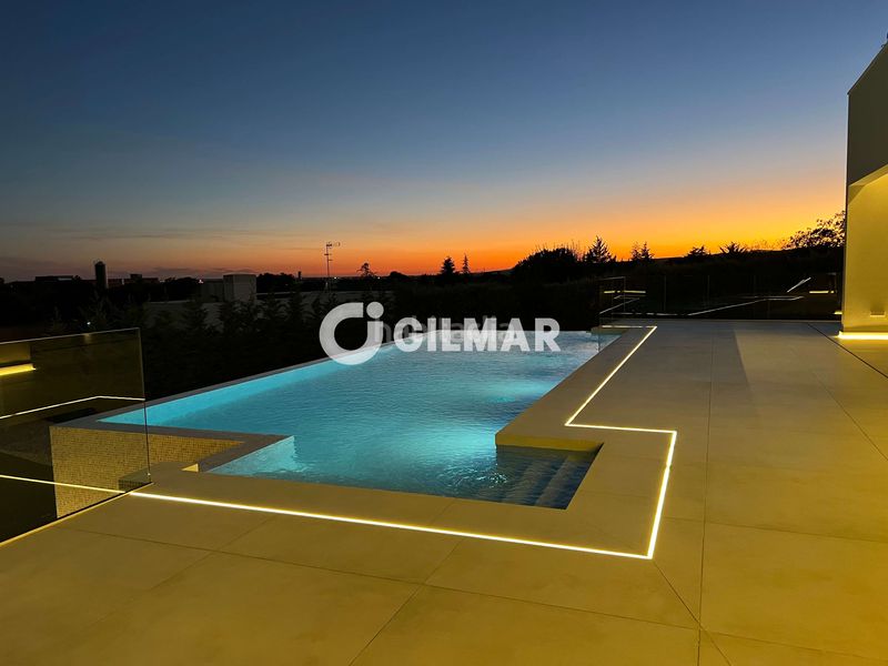 Foto 5f8cfd87-dd86-442c-b60f-457de7a00e23. Chalet avec chauffage parking piscine dans Club de Golf Rozas de Madrid (Las)