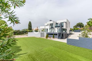 Chalet in Club de Golf. Se vende exclusivo chalet individual de obra nueva a estrenar en