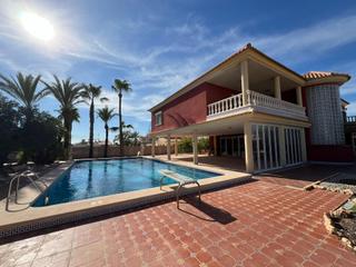 Chalet à Zona Carrefour - Urbanizaciones. Exclusiva villa en torrevieja  torreta florida