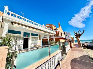 Casa adossada en Avenida de holandeses 2-6. Chalet adosado en segunda lnea de la playa de la mata torreviej