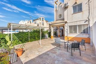 Casa en Zona Carrefour - Urbanizaciones. Acogedor adosado con solrium en torrevieja