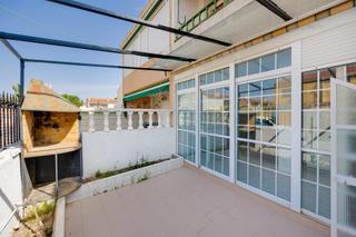 Casa en Calle rojales 18. Encantador bungalow en planta baja en los nufragos