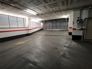 Parking voiture dans Barri del Centre. Al centre