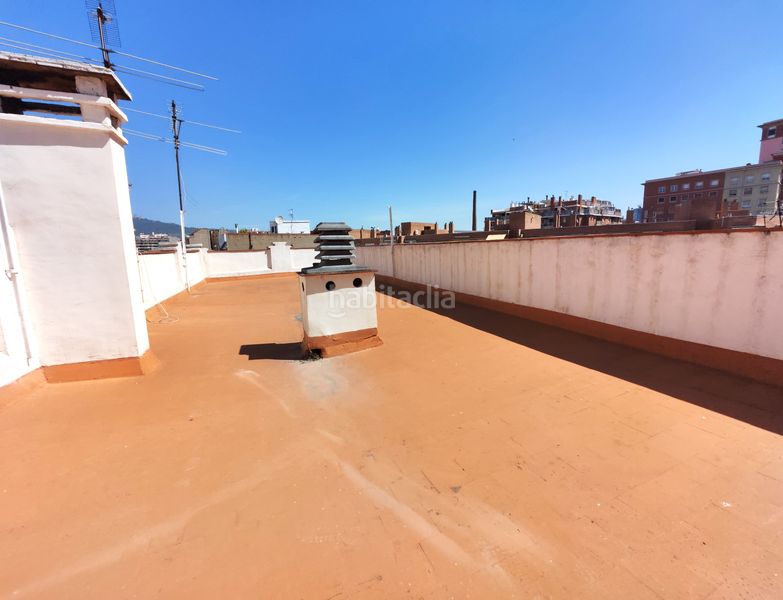 Foto f04eeef1-4683-4058-b4c9-19fa52ed0e91. Edifici a Sants Barcelona