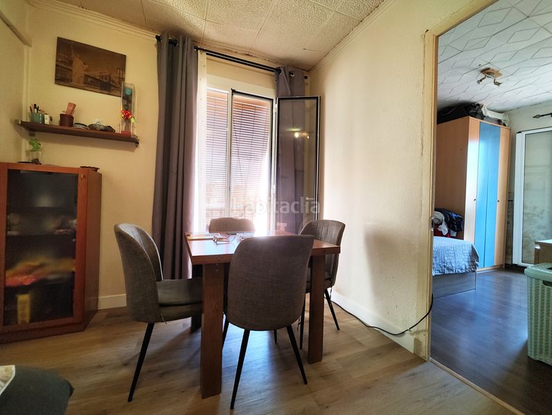 Foto fa25da26-6f89-4c32-ad16-8046289509b1. Edifici a Sants Barcelona