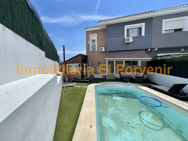 Foto 5413035c-497a-4853-a199-d50a37e4d965. Casa aparellada amb aparcament piscina a Monserrat