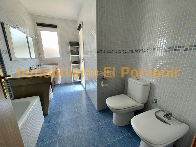 Foto 8dba7641-af03-4696-9376-3c898a6bc86f. Casa aparellada amb aparcament piscina a Monserrat