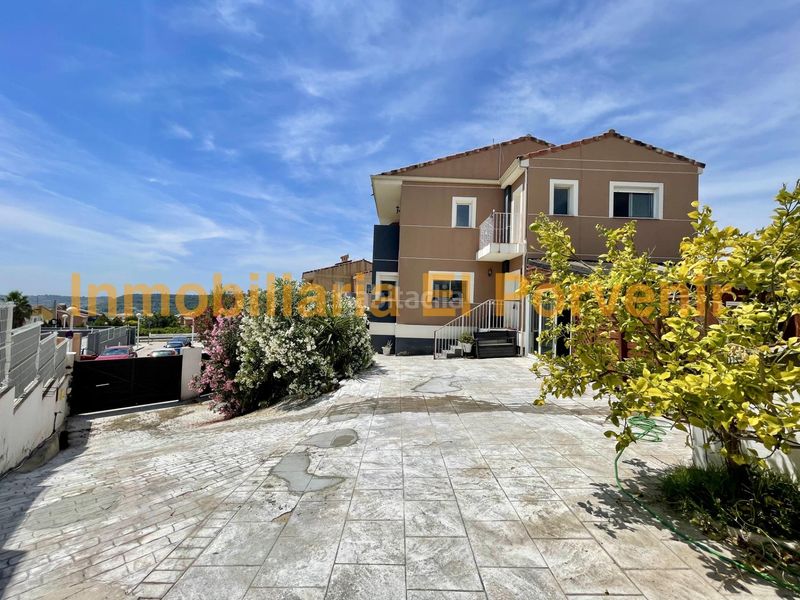 Foto e9b91fcd-9f61-4950-a72d-ead91e5781d2. Casa aparellada amb aparcament piscina a Monserrat