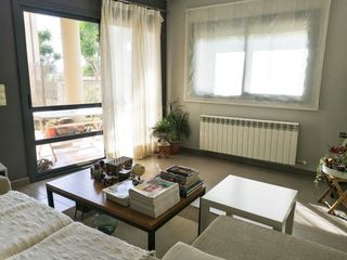 Piano terra in Carrer vila de toluges 3. Pis ampli de 4 habitacions en planta baixa amb jardí.